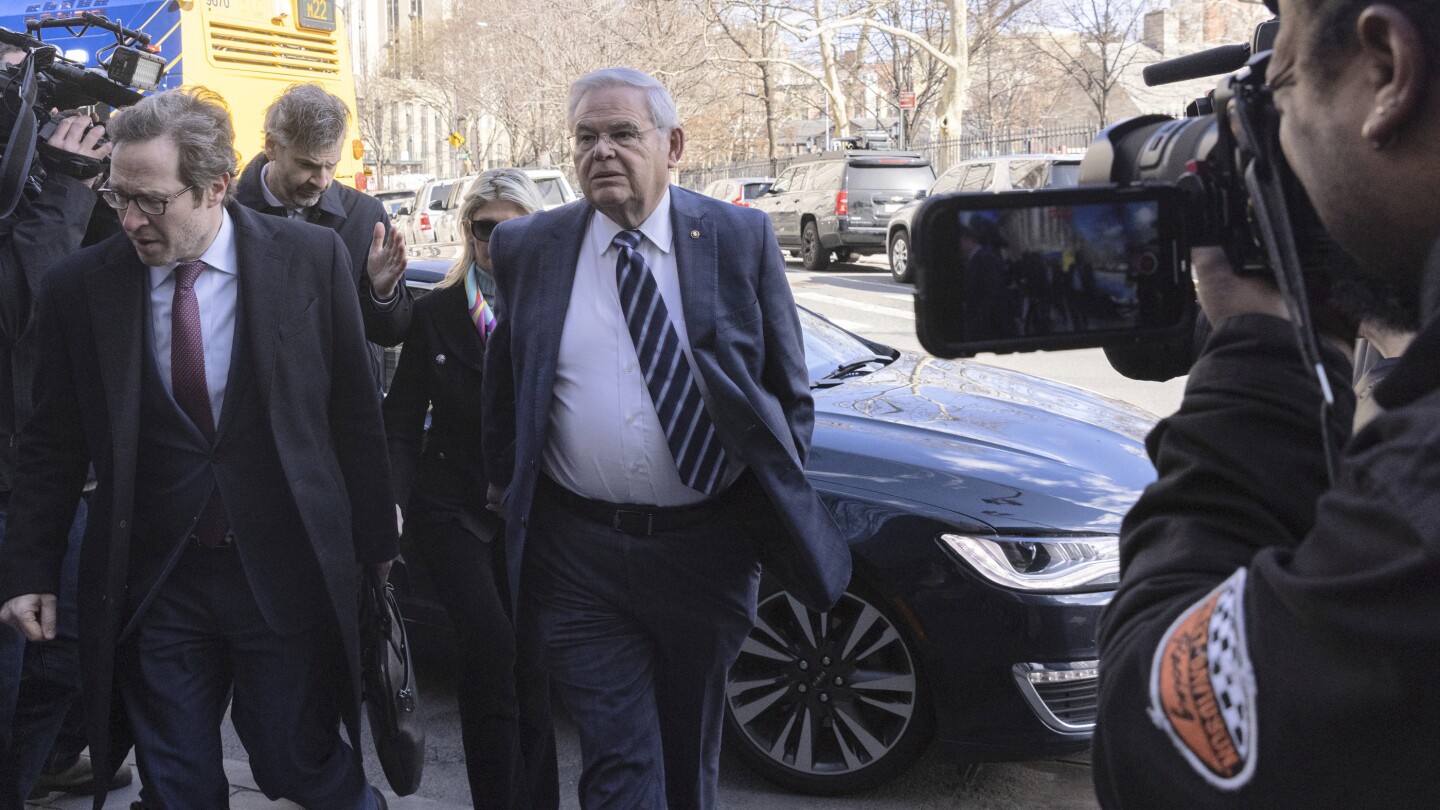 Сенатор Боб Менендес се пледира за невинен по последното наказателно обвинение