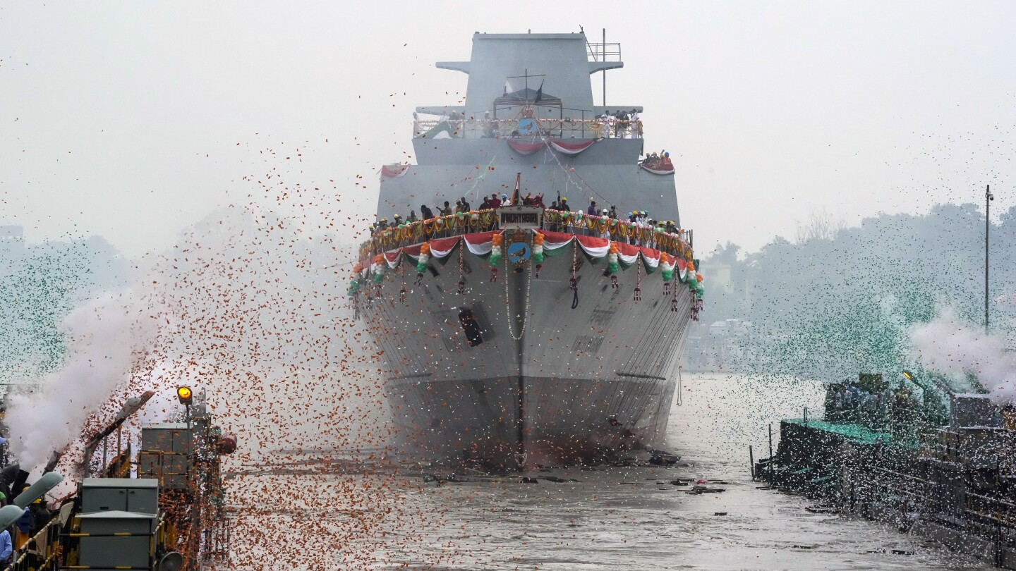 Индия започва да развива военноморската си мощ, докато конкуренцията с Китай расте