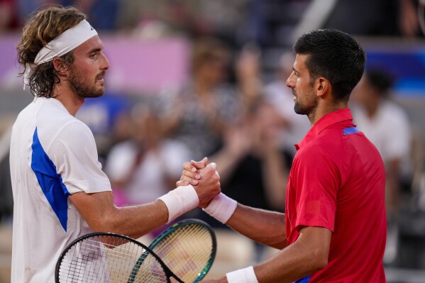 Olympics tennis: Djokovic overcomes bad knee to beat Tsitsipas | AP News