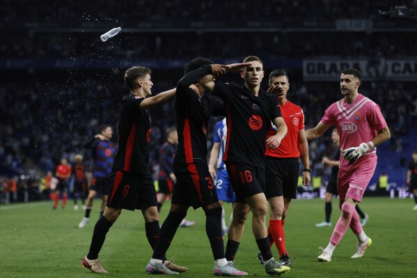 Fermín López, del Barcelona, ​​celebra tras anotar el segundo gol de su equipo durante un partido de la Liga española entre el Barcelona y el Espanyol en el Estadio Olímpico Lluis Companys en Barcelona, ​​España, el jueves 15 de mayo de 2025. (Foto AP/Joan Monfort)