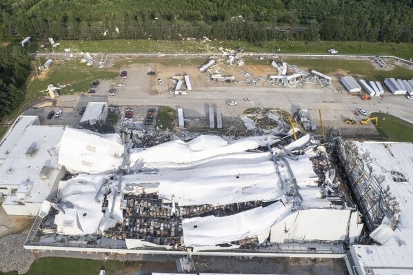 ARCHIVO - Escombros alrededor de una planta de Pfizer, el 19 de julio de 2023, en Rocky Mount, Carolina del Norte, tras el paso de un tornado. (Travis Long/The News & Observer vía AP, Archivo)