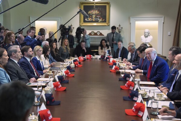 O presidente Donald Trump, certo, fala durante uma reunião de gabinete na Casa Branca, quarta -feira, 30 de abril de 2025, em Washington. (AP Photo/Evan Vucci)