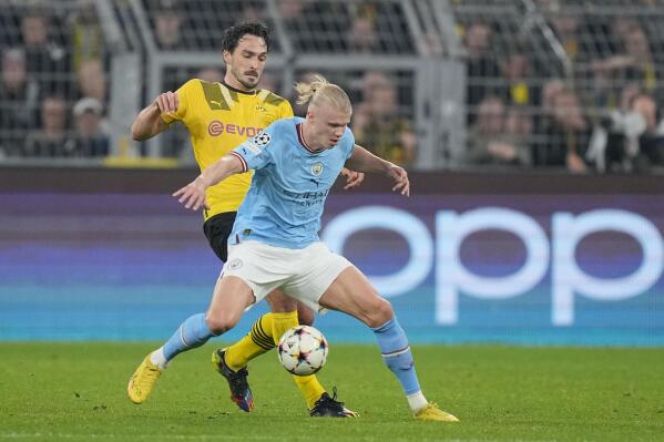 Manchester City's Erling Haaland, right, is challenged by Dortmund's Mats Hummels during the Champions League Group G soccer match between Borussia Dortmund and Manchester City in Dortmund, Germany, Tuesday, Oct. 25, 2022. (AP Photo/Martin Meissner)