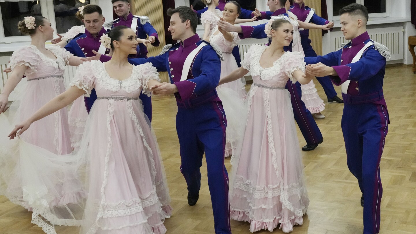 Веднъж забранен от комунистите, величественият танц на Полша от 18-ти век печели отличия на ЮНЕСКО