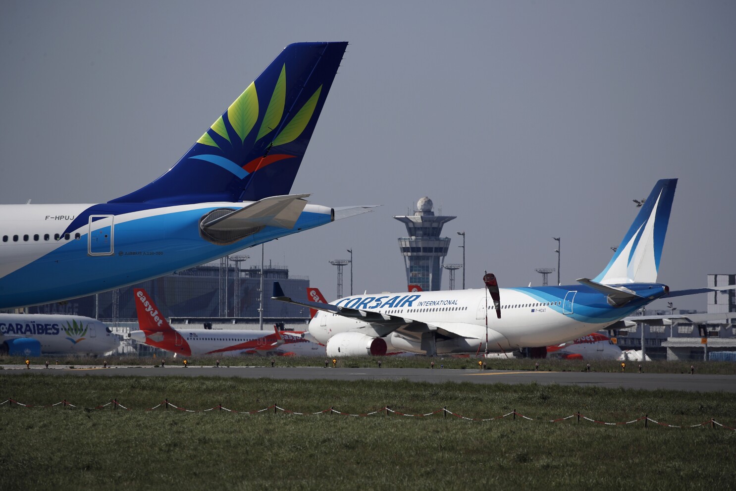 Flights reduced by 40% at Paris-Orly airport after traffic control systems break down