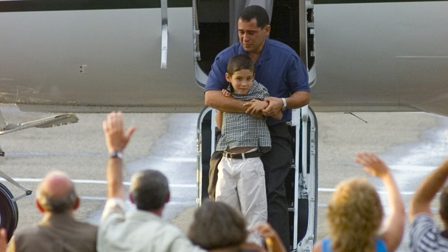 Днес в историята: 22 април, 6-годишният Елиан Гонзалес, задържан в Маями, върнат на кубинския баща