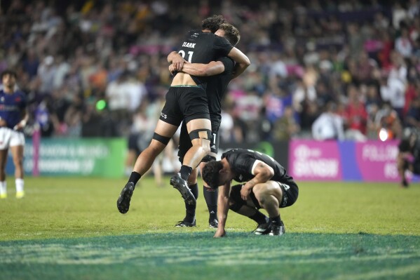New Zealand's players celebrate after winning the men's final match against France in the Hong Kong Sevens rugby tournament in Hong Kong, Sunday, April 7, 2024. (AP Photo/Louise Delmotte)