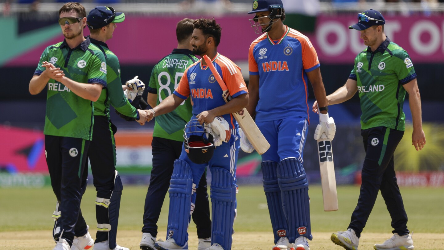 ИСЛАМАБАД AP — ICC премести пакистанския отбор в друг хотел