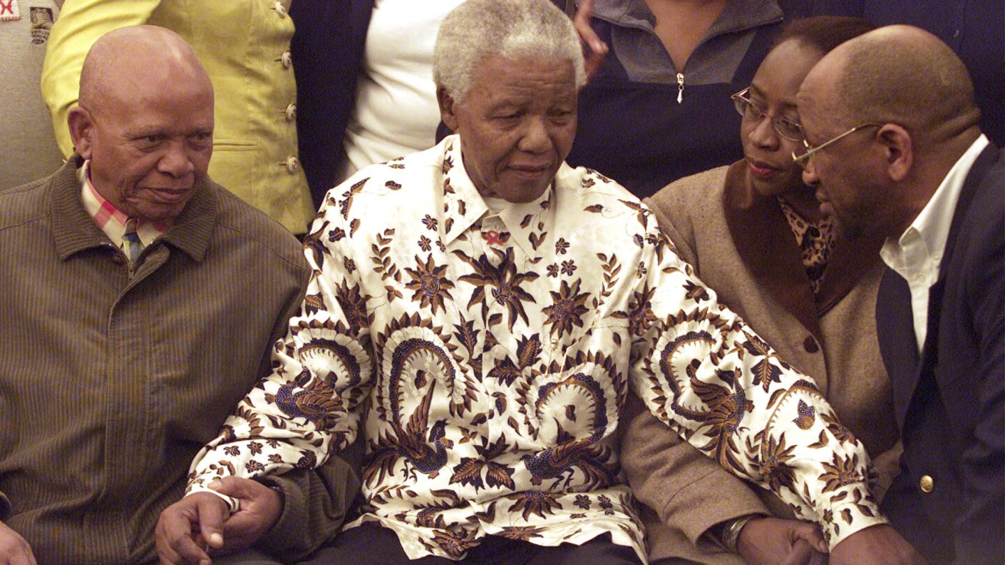 Търгът на притежанията на Нелсън Мандела е спрян, тъй като Южна Африка се бори да ги задържи