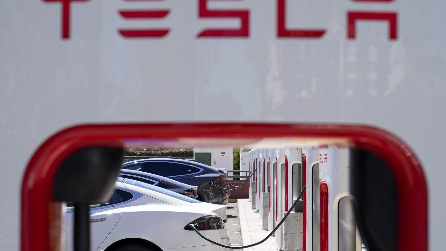 Акциите на Tesla се понижиха, след като печалбите паднаха, а производителят на електромобили предупреди за забавяне на растежа през 2024 г.