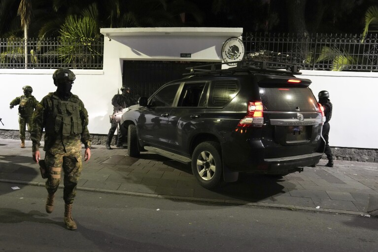 La policía intenta asaltar la embajada de México en Quito, Ecuador, el viernes 5 de abril de 2024, luego de que México concediera asilo al exvicepresidente ecuatoriano Jorge Glas, que había buscado refugio allí.  Posteriormente, la policía entró por la fuerza en la embajada por otra entrada.  (Foto AP/Dolores Ochoa)