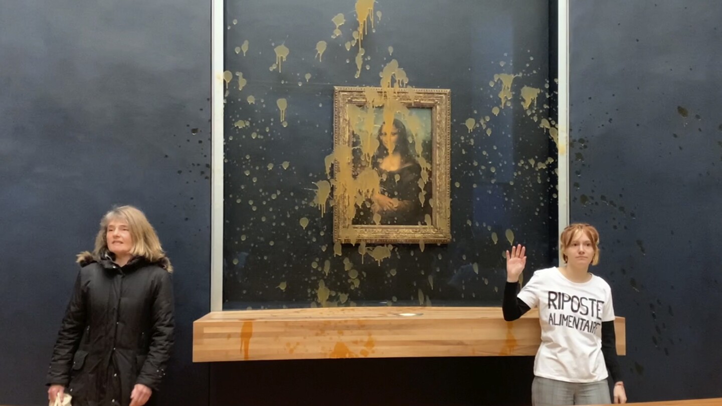 Вижте момента, в който активисти за климата хвърлят супа по „Мона Лиза“ в Париж
