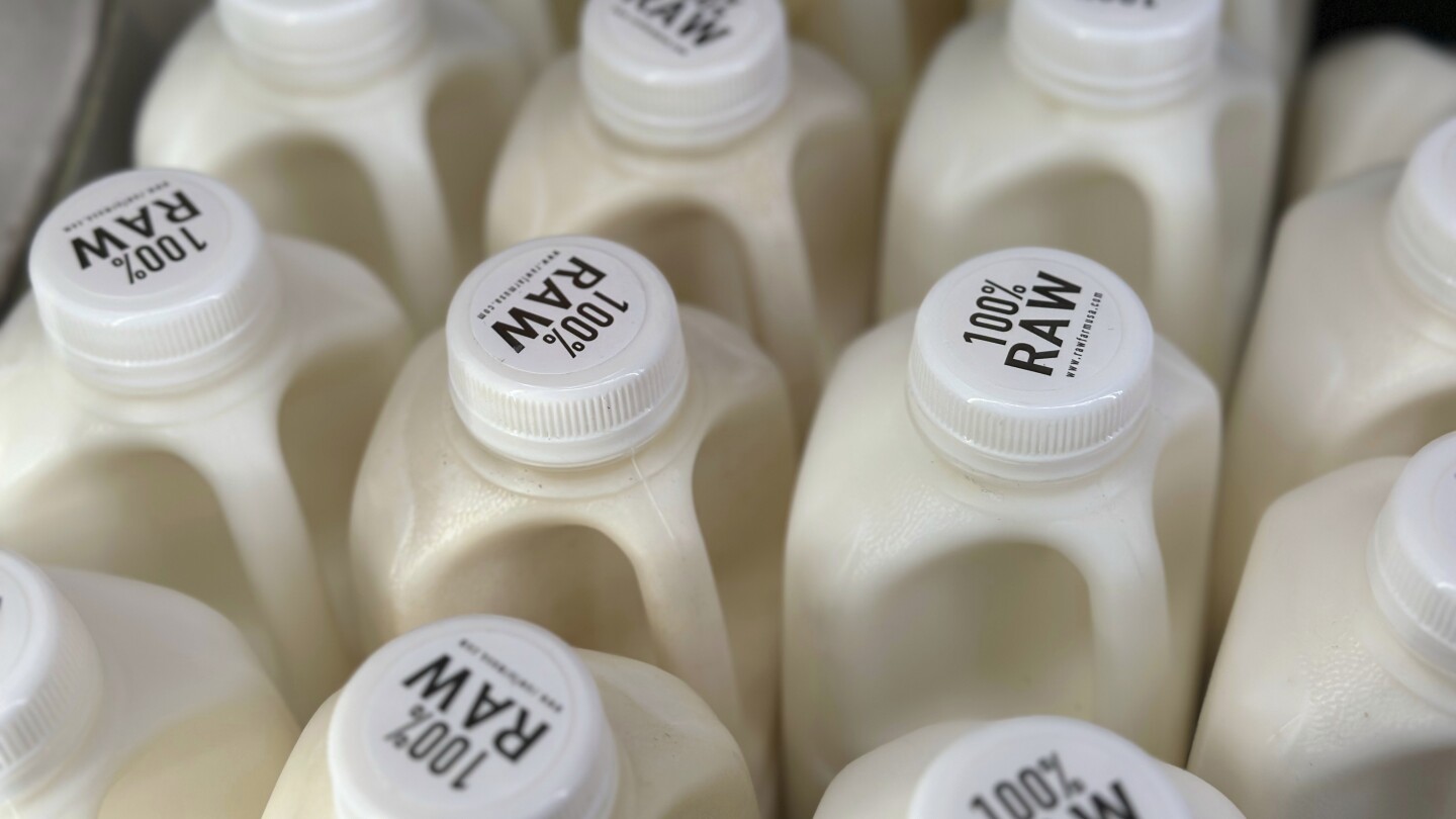 Продажбите на сурово мляко изглежда се увеличават въпреки годините на