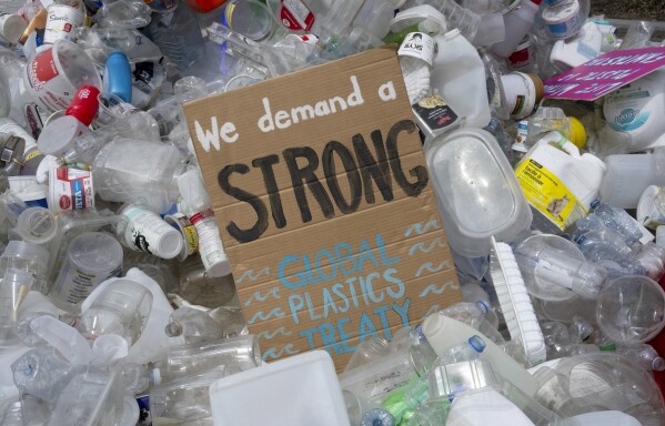 ARCHIVO - Una pancarta colocada entre plástico en una instalación de arte público afuera de la Conferencia de las Naciones Unidas sobre Plásticos el 23 de abril de 2024, en Ottawa, Ontario.  (Adrian Wilde/The Canadian Press vía AP, Archivo)