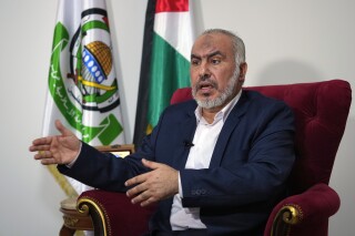 Ghazi Hamad, un miembro del buró político de toma de decisiones de Hamás, habla durante una entrevista don The Associated Press en Beirut, Líbano, el jueves 26 de octubre de 2023. (AP Foto/Bilal Hussein)