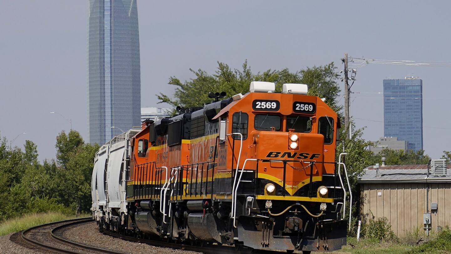 BNSF става втората голяма железопътна линия, която се включва в анонимна федерална гореща линия за безопасност за някои работници