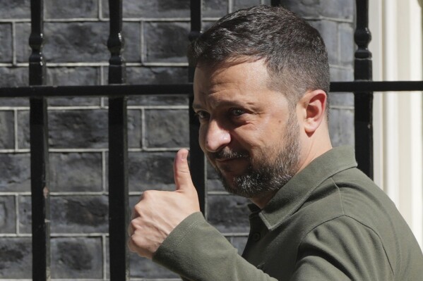 Ukraine's President Volodymyr Zelenskyy leaves Downing Street after meeting with Britain's Prime Minister Keir Starmer in London, Friday, July 19, 2024. (ĢӰԺ Photo/Kin Cheung)