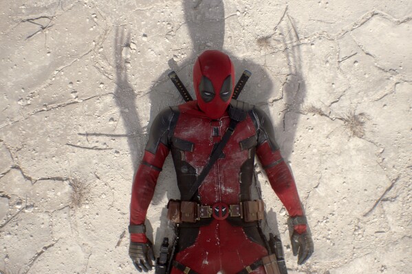 Dette billede udgivet af 20th Century Studios/Marvel Studios viser Ryan Reynolds som Deadpool/Wade Wilson i en scene fra "Deadpool og Wolverine." (20th Century Studios/Marvel Studios via AP)