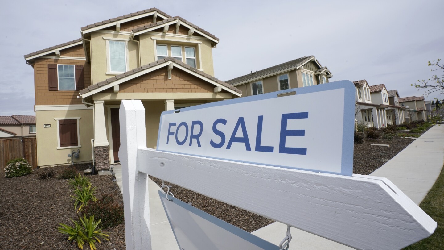 По-ниските лихвени проценти по ипотечните кредити карат собствениците на жилища да изброяват имотите, но предлагането на жилища остава ограничено