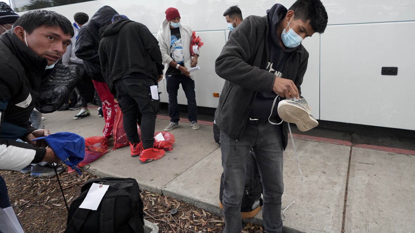 Граничен патрул освобождава стотици мигранти на автобусна спирка, след като парите за помощ в Сан Диего свършиха