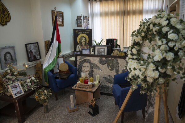 L'ufficio della defunta giornalista della rete Al Jazeera Shireen Abu Aghle è decorato con cimeli all'interno dell'ufficio della rete nella città di Ramallah in Cisgiordania domenica 5 maggio 2024.  Israele ha ordinato la chiusura degli uffici locali della rete di notizie satellitari Al Jazeera del Qatar.  Domenica, i colloqui di cessate il fuoco mediati da Doha con Hamas sono in bilico, intensificando una faida di lunga data tra l'emittente televisiva e il governo intransigente del primo ministro Benjamin Netanyahu.  (Foto AP/Nasser Nasser)