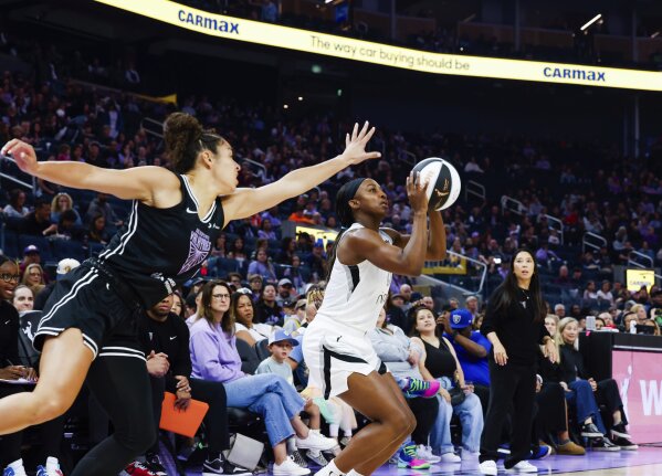 La base de las Golden State Valkyries, Veronica Burton (22), defiende contra la base de las Las Vegas Aces, Jackie Young (0), en la primera mitad en el Chase Center de San Francisco, California, el sábado 7 de junio de 2025. (Yalonda M. James/San Francisco Chronicle vía AP)