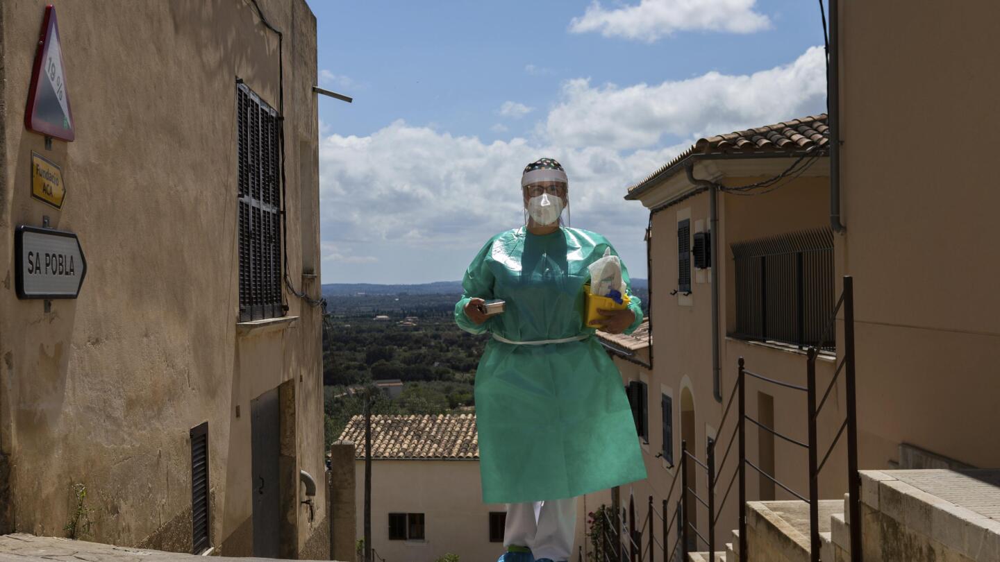 FOTOS AP: España lleva vacunas a la población rural confinada en sus casas