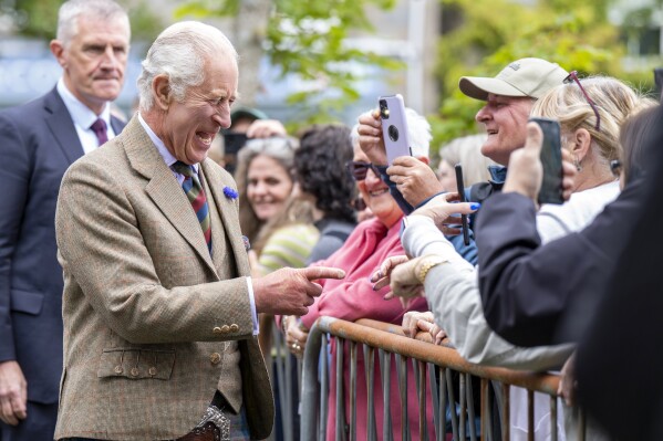 FILE - Raja Charles III dari Inggris bertemu dengan masyarakat selama kunjungannya ke Discovery Centre dan Old Close School untuk mendengar lebih banyak tentang proyek perumahan hemat energi senilai £3,3 juta (US,1 juta) di daerah tersebut, di Tomintoul, Skotlandia, pada 13 September. ) 2023. Raja Charles III tidak akan banyak keluar selama enam minggu ke depan — dan itu bukan karena pengobatan kankernya yang sedang berlangsung.  Tak lama setelah Perdana Menteri Inggris Rishi Sunak menyerukan pemilihan parlemen cepat pada tanggal 4 Juli, Istana Buckingham mengatakan semua anggota keluarga kerajaan telah membatalkan sebagian besar kegiatan publik mereka sampai setelah pemungutan suara untuk menghindari melakukan apa pun yang dapat mengganggu kampanye.  (Jane Barlow/Gambar Kompleks melalui AP, File)