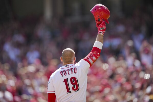 Reds bounce back from meltdown, rally past Pirates 4-2 in Votto's