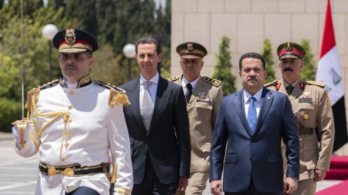 Auf diesem von der offiziellen syrischen Nachrichtenagentur SANA veröffentlichten Foto begutachten der syrische Präsident Bashar Assad (Mitte links) und der irakische Premierminister Mohammed Shia al-Sudani eine militärische Ehrengarde während einer Begrüßungszeremonie in Damaskus, Syrien, Sonntag, 16. Juli 2023. Der irakische Premierminister führte am Sonntag Gespräche mit dem syrischen Präsidenten Bashar Assad in Damaskus während der ersten Reise eines irakischen Premierministers in das vom Krieg zerrüttete Land seit Beginn des zwölfjährigen Konflikts.  (SANA über AP)