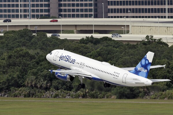 A JetBlue Airways Airbus A320-232 takes off from the Tampa International Airport in Tampa, Fla., May 15, 2014 (AP Photo/Chris O'Meara, File)