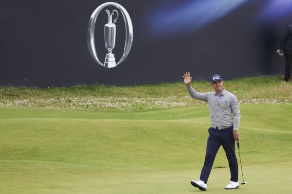 Billy Horschel of the United States waves as he walks onto the 18th green during his final round of the British Open Golf Championships at Royal Troon golf club in Troon, Scotland, Sunday, July 21, 2024. (ĢӰԺ Photo/Scott Heppell)
