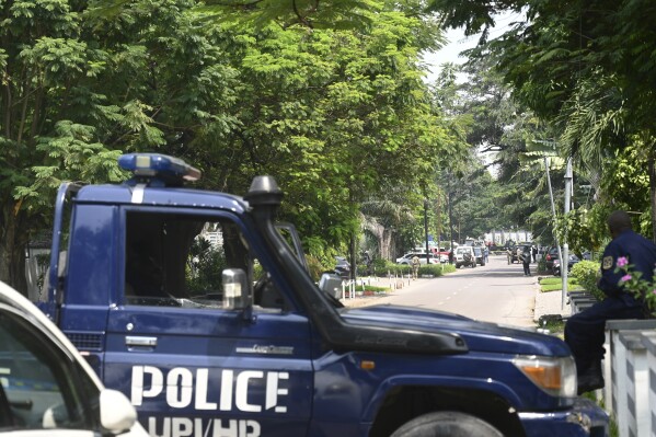 ARCHIVO - Fuerzas de seguridad congoleñas vigilan las calles en Kinshasa, República Democrática del Congo, el domingo 19 de mayo de 2024, después que el ejército del país informó que "frustró un golpe de Estado" y arrestó a los perpetradores tras un enfrentamiento armado. (AP Foto/Samy Ntumba Shambuyi, Archivo)