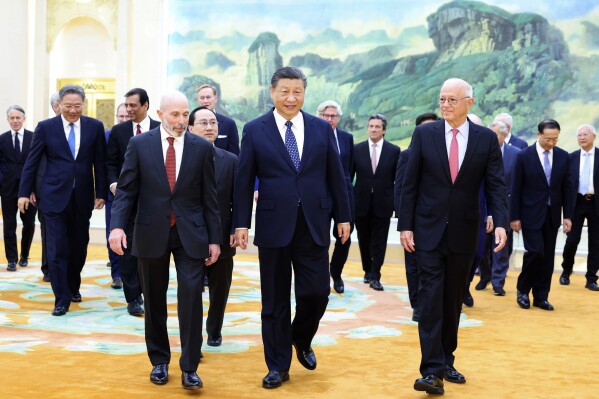 El presidente chino Xi Jinping (cent) con empresarios estadounidenses en la Gran Sala del Pueblo en Beijing, 27 de marzo de 2024. Foto difundida por la agencia china de noticias Xinhua. (Huang Jingwen/Xinhua via AP)