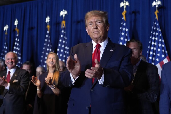 Ứng cử viên tổng thống của Đảng Cộng hòa, cựu Tổng thống Donald Trump tham dự bữa tiệc đêm bầu cử sơ bộ tại Khu hội chợ Bang Nam Carolina ở Columbia, SC, Thứ Bảy, ngày 24 tháng 2 năm 2024. (Ảnh AP / Andrew Harnik)