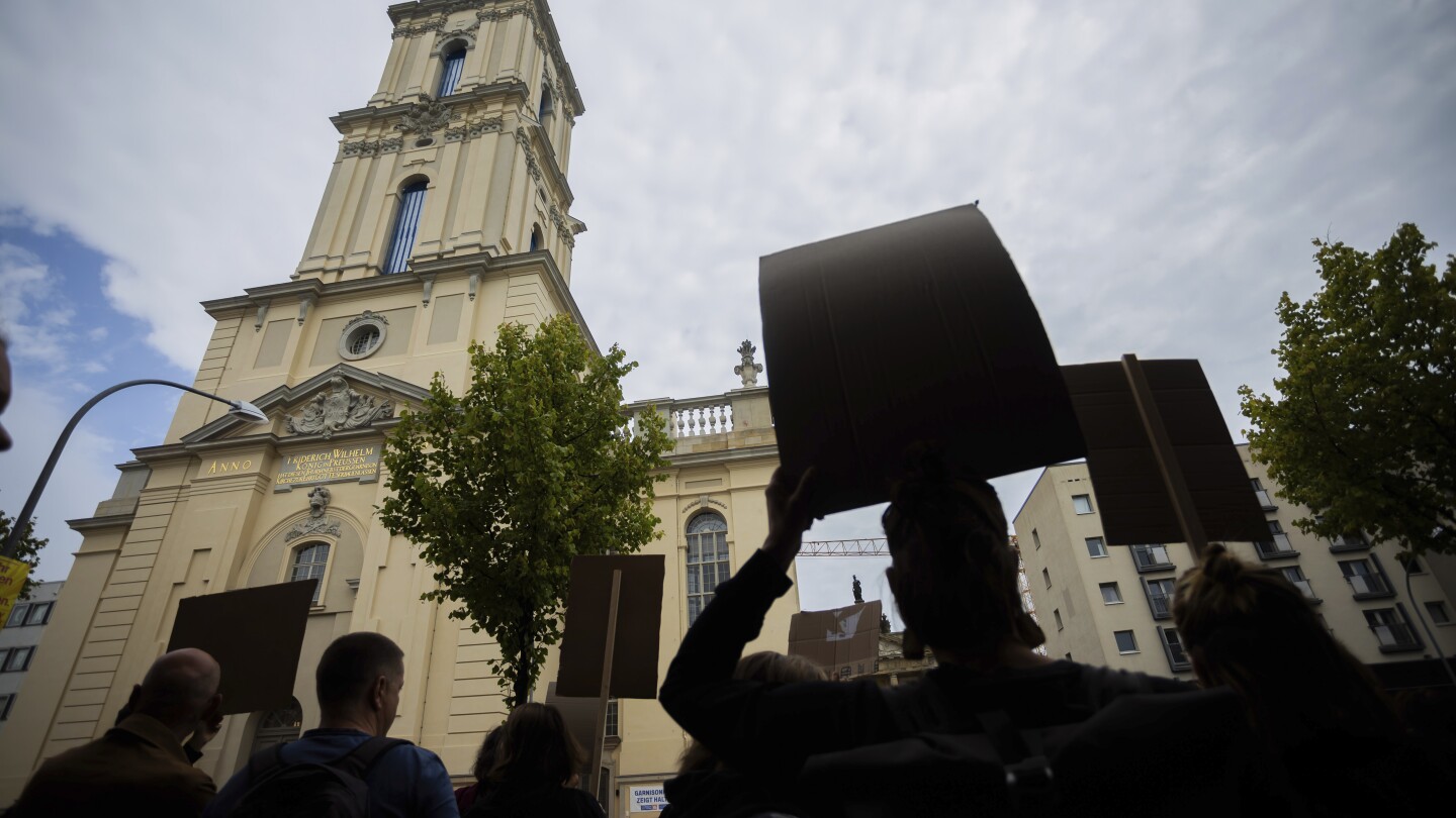 Der Bundespräsident weihte den rekonstruierten Turm der Kirche mit Artefakten aus der Nazizeit ein