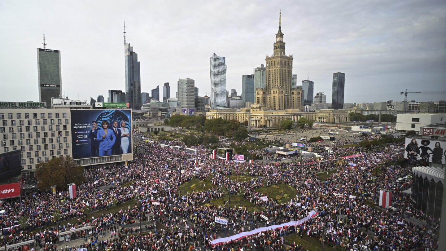 Lider polskiej opozycji Donald Tusk powiedział, że zmiana w wiecu zwolenników wyborów jest nieunikniona