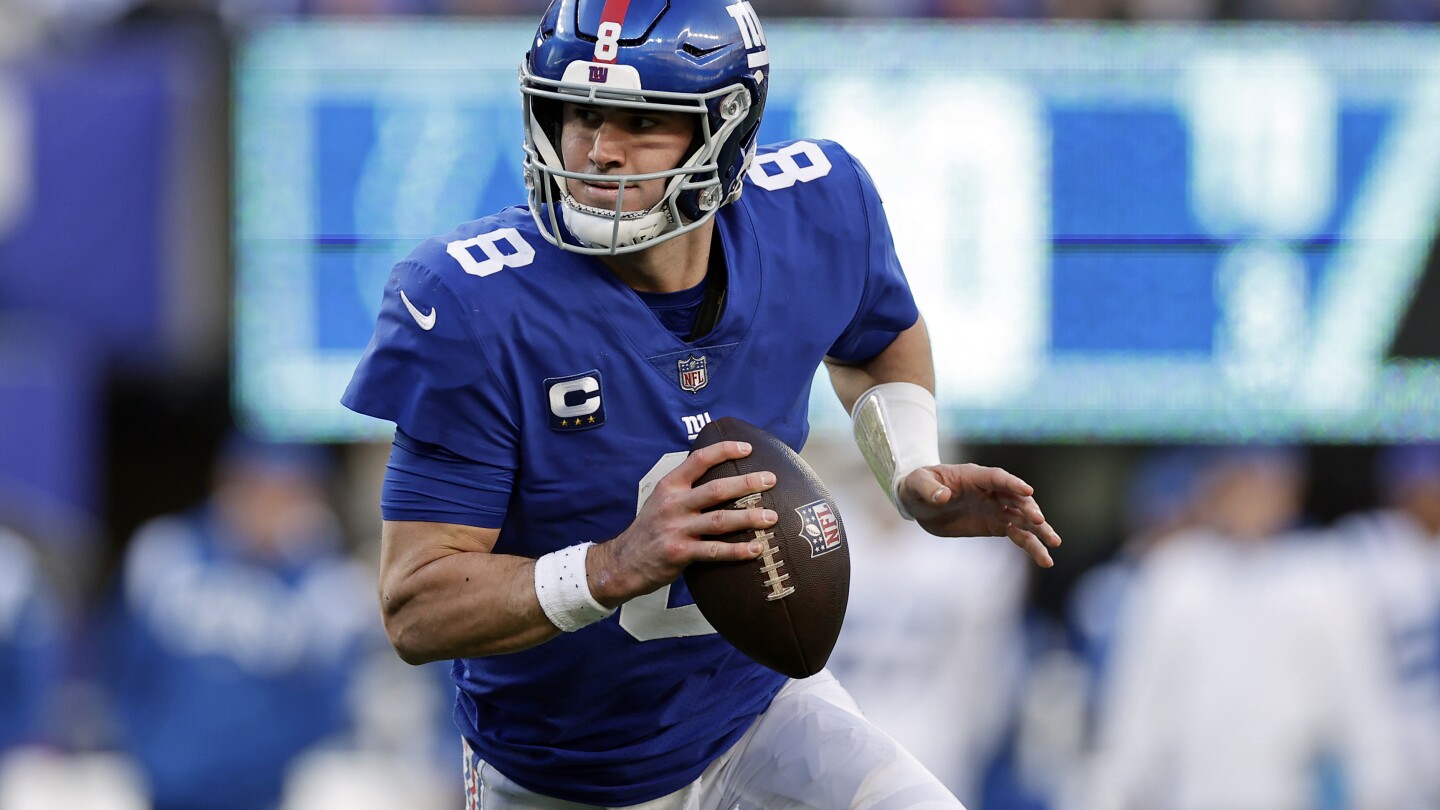 QB Daniel Jones agrees to a 1-year, $14 million deal with the Colts, AP source says