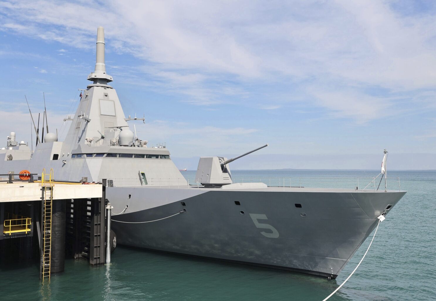 Japanese frigate arrives in Australia as Tokyo bids for defense deal
