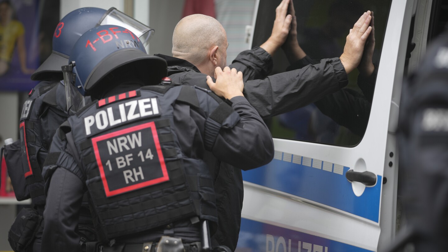 ГЕЛЗЕНКИРХЕН Германия AP — Полицията за борба с безредиците в