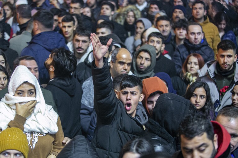 Seorang pria meneriakkan slogan-slogan saat berkumpul untuk memperingati satu tahun bencana gempa bumi yang melanda negara itu, di kota Antakya, Turki selatan, Selasa, 6 Februari 2024. (AP Photo/Metin Yoksu)