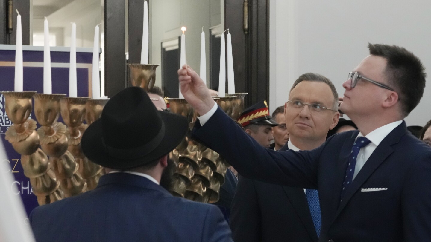Висши полски лидери празнуват Ханука в парламента след антисемитски инцидент