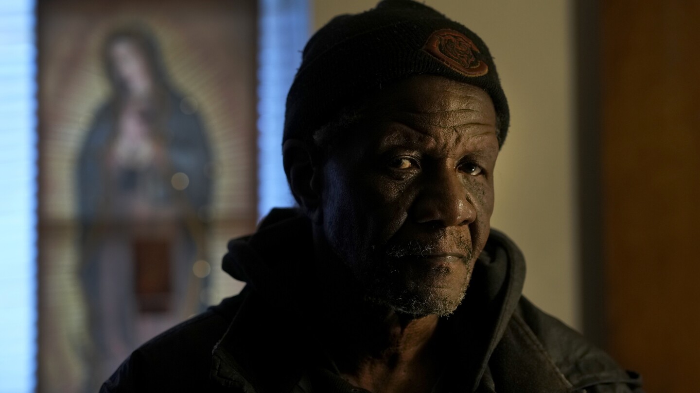 Видеозапис на 73-годишен, затворен в апартамента си, предизвиква разследване