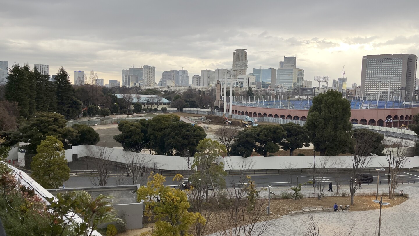 Губернаторът на Токио Коике беше помолен да спре план за 2,45 милиарда долара за преустройство на парк, известен бейзболен стадион