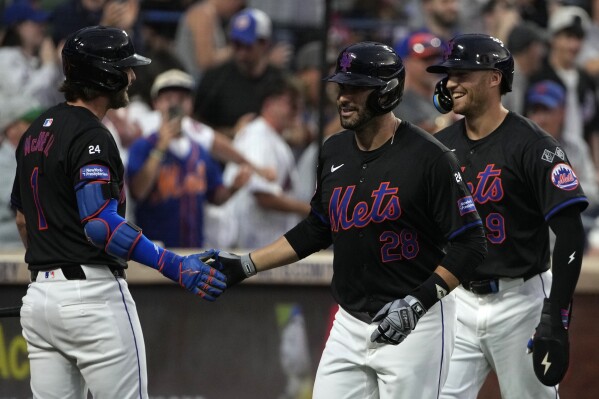 New York Mets' Jeff McNeil, left, J.D. Martinez, center, and Brandon Nimmo, right, celebrate after Martinez hit a grand slam also leading to Nimmo, Francisco Lindor and Tyrone Taylor to score during the third inning of a baseball game against the Atlanta Braves, Friday, July 26, 2024, in New York. (ĢӰԺ Photo/Pamela Smith)