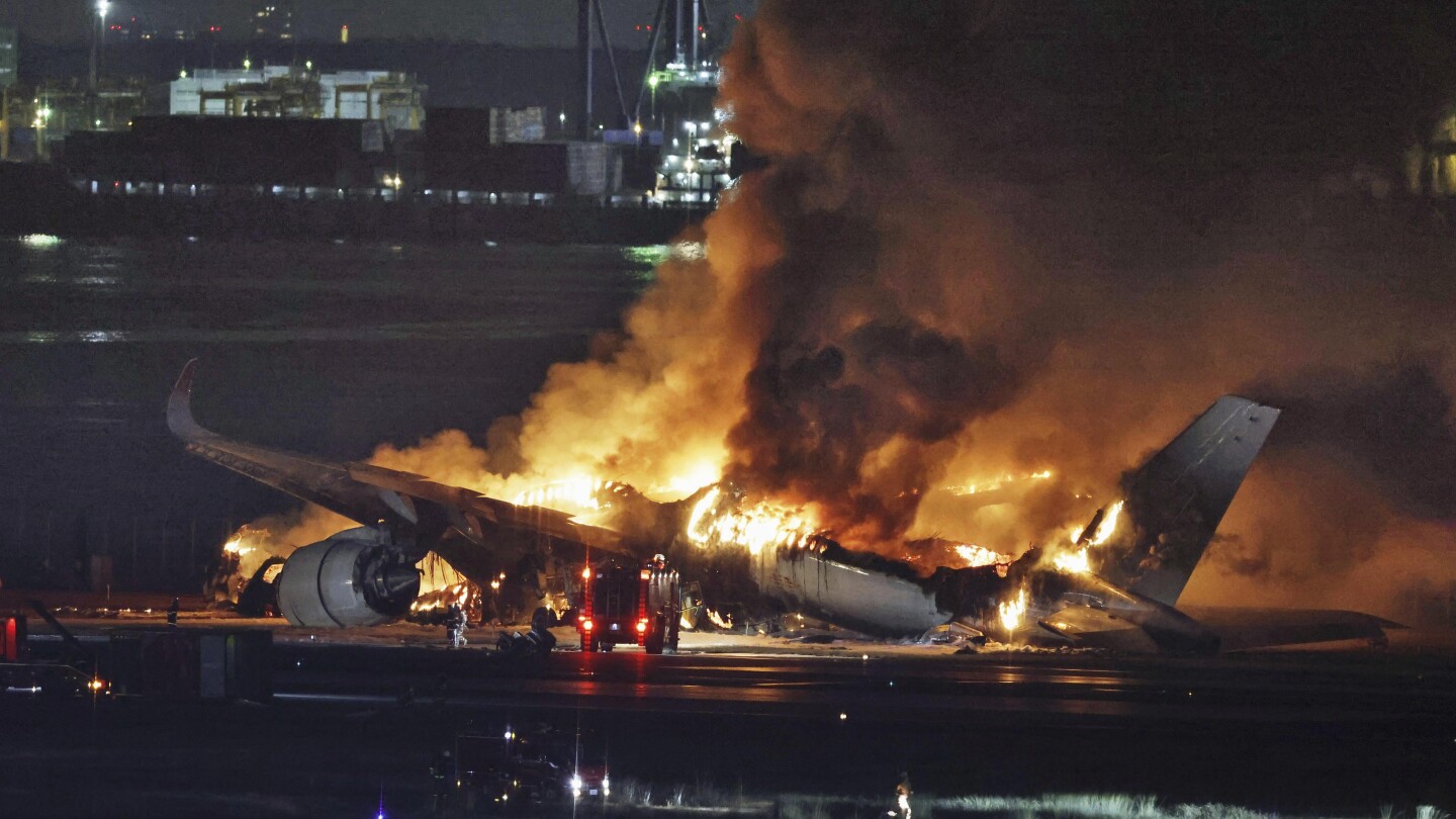 日本空难：五名机组人员遇难 数百人安全撤离