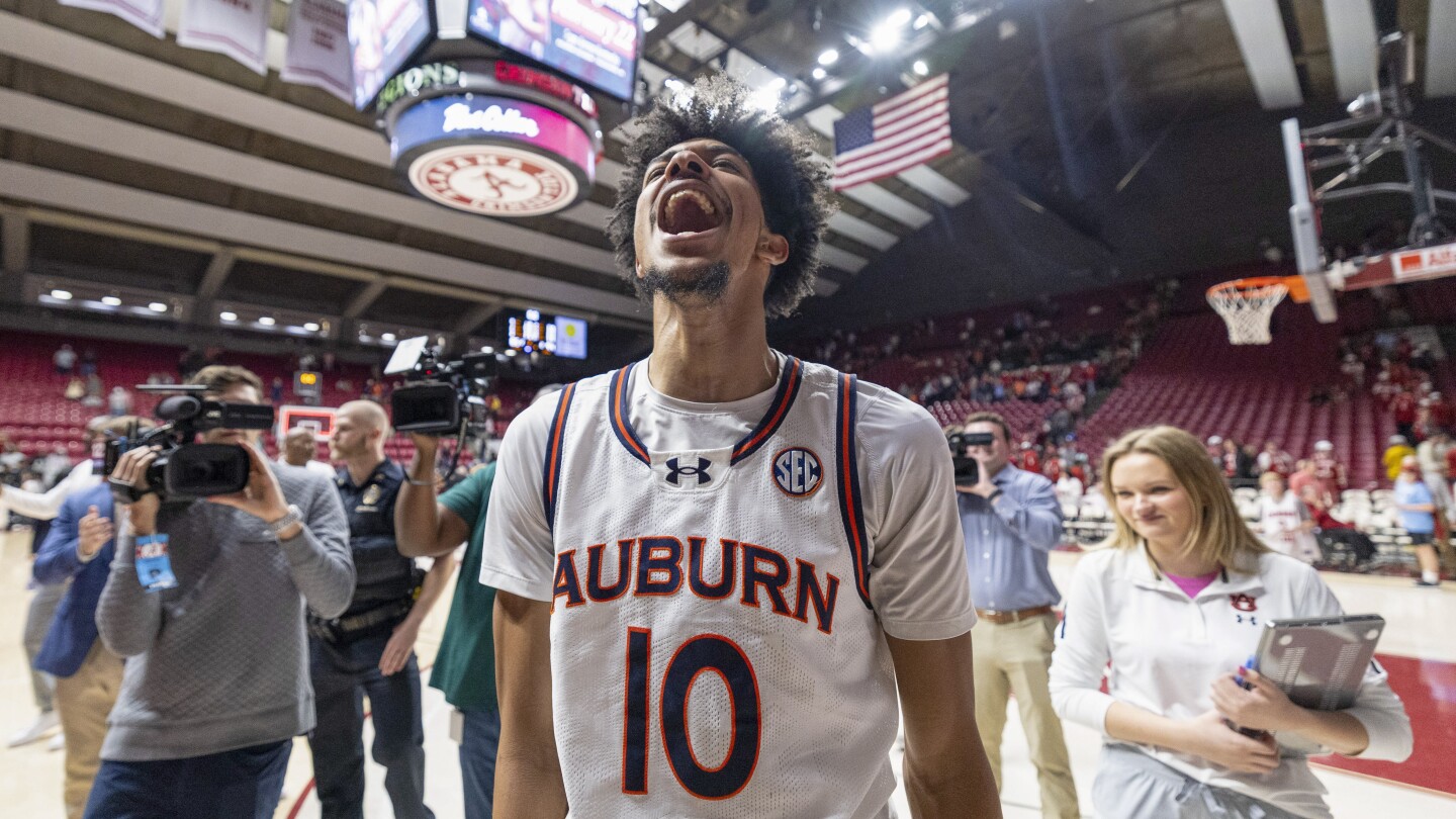 Auburn stays at No. 1 in AP Top 25 for 6th straight week, Florida up to No. 2; Louisville returns