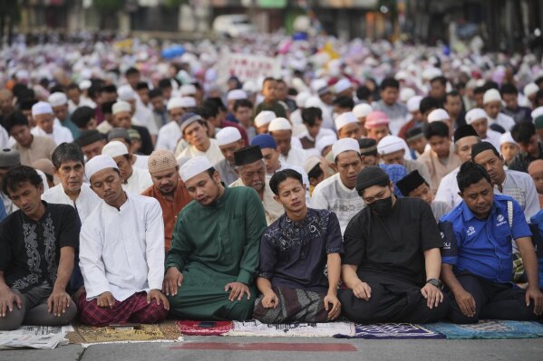 Müslümanlar, 6 Haziran 2025 Cuma, Endonezya, Jakarta, Endonezya'daki bir sokakta Eid al-adha duası gerçekleştirir. (AP Photo/Dita Alangkara)