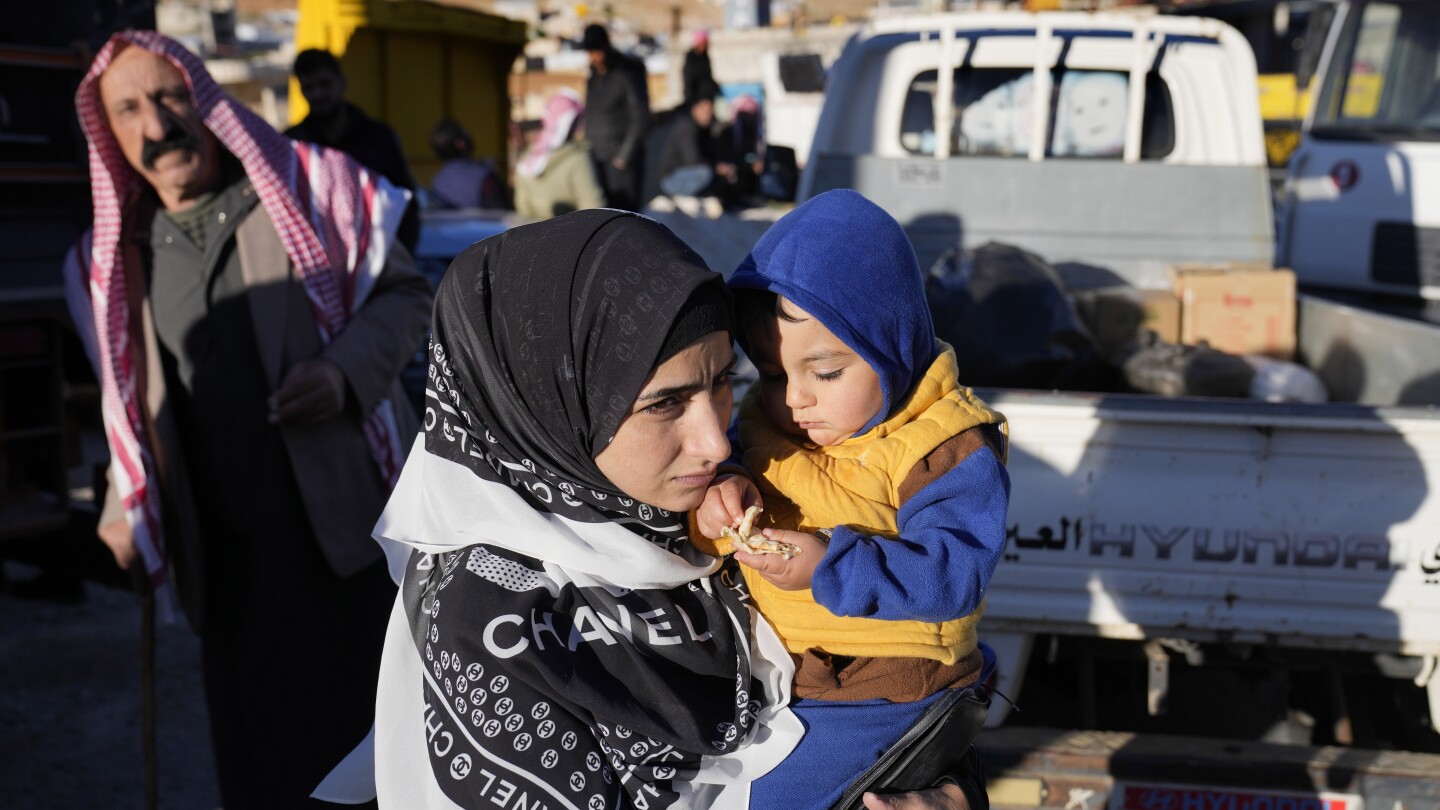 АРСАЛ, Ливан (AP) — Повече от 300 сирийски бежанци се