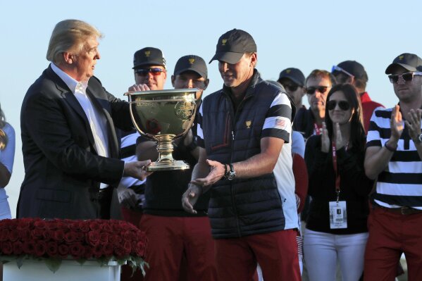 Trump dedicates golf trophy to hurricane victims amid controversy over  response - ABC News